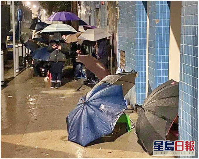 市民通宵冒寒冒雨輪籌。fb「大埔 TAI PO」圖片