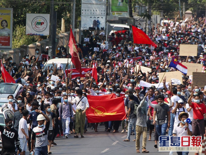緬甸人民再度集會,譴責政變讓已經進行10年的民主改革中斷。AP相片