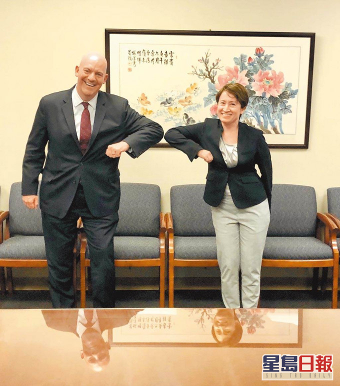 去年美國助理國務卿庫伯（左）分享與台灣駐美代表蕭美琴會晤合照。網上圖片