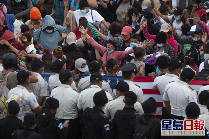 數千名主要來自洪都拉斯的非法移民欲前往美國。AP圖