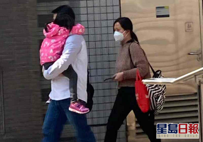 被告崔菊(右)及其丈夫。陳子豪攝