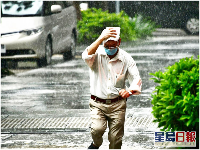 本港地區今日多雲,有一兩陣驟雨。初時驟雨較多。資料圖片