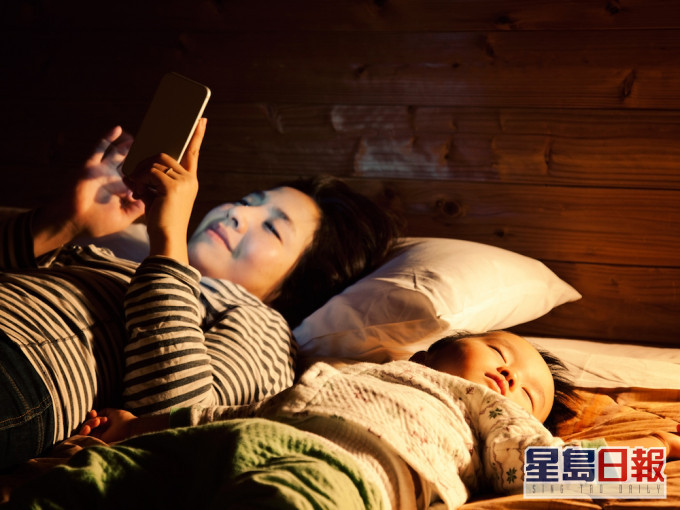 近日有名港爸发现太太玩交友App,寻求网民们意见。网图(示意图)