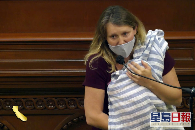 加州州議會民主黨女議員威克斯帶同 BB 女進入議事廳開會。 AP