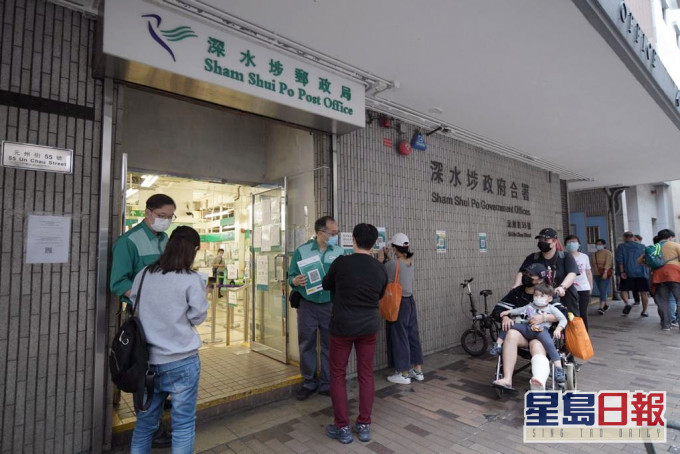 部分長者不懂網上預約接種疫苗,到郵局排隊求助。