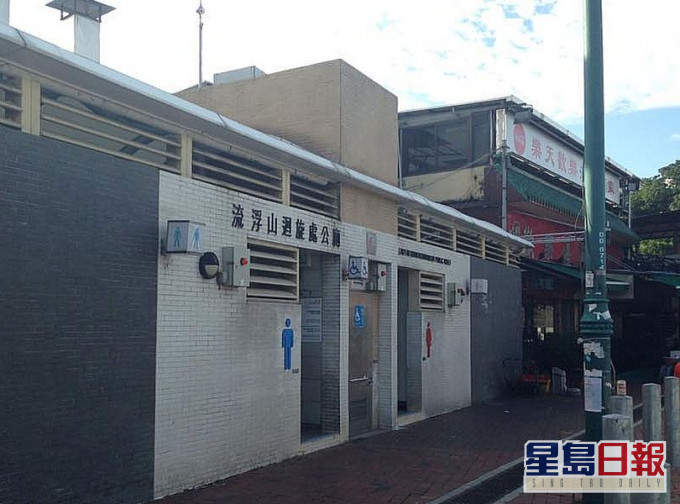 有市民吸入后不停流泪,纷纷以手掩鼻,冲入附近一公厕冲洗。