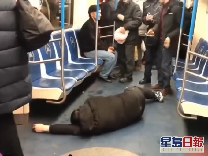 俄國網紅地鐵裝病倒地,同伴大叫新型冠狀病毒,被法院下令拘留30天,最高可判5年有期徒刑。(網圖)