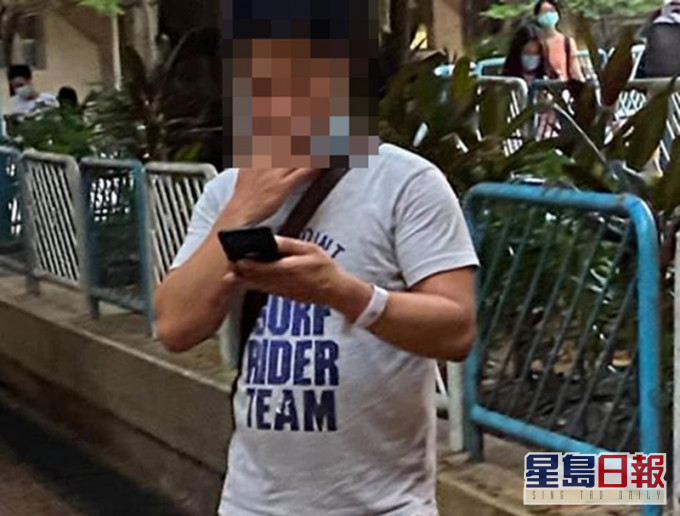 長發邨一名戴上檢疫手帶的男子,當街除下口罩食煙。 「青衣街坊吹水會 」 Facebook 圖片