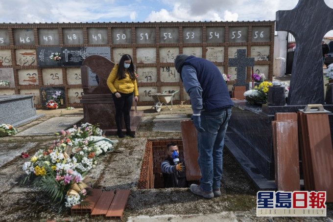 西班牙成第二最多死亡個案國家。工作人員準備墳墓埋葬死者。AP