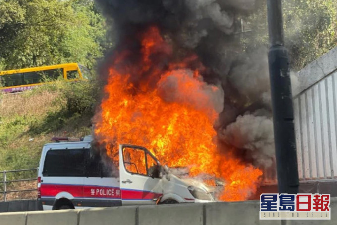 警車起火。讀者提供