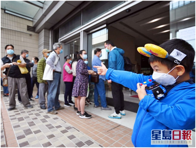 市民排隊等候接受檢測。