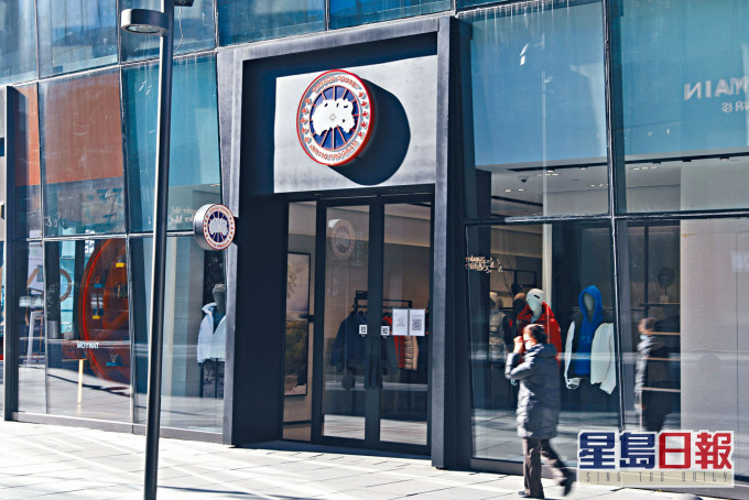 市民从北京一家「加拿大鹅」门店经过。