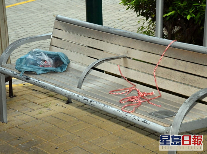 现场留下红绳。