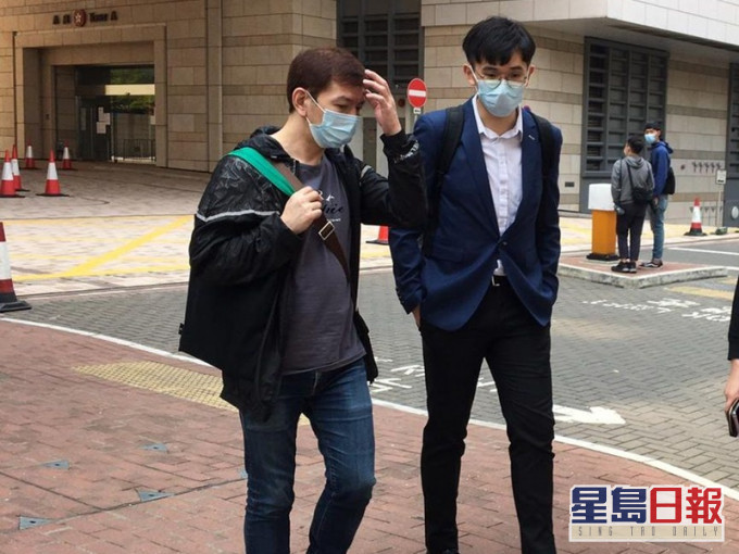 被告尹载道(左绿色背带)。王永欣摄