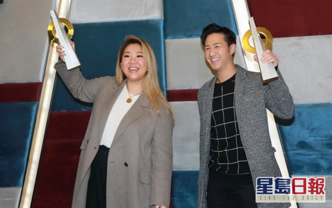 公司給鄭欣宜與馮允謙驚喜,二人捧獎超開心。
