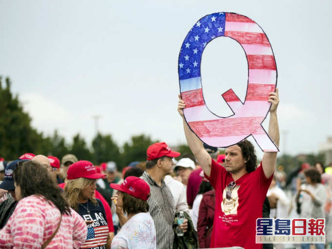 「QAnon」透過網絡發表各種陰謀論,例如指美國政府內部存在着一個反對特朗普及其支持者的「深層政府」。AP