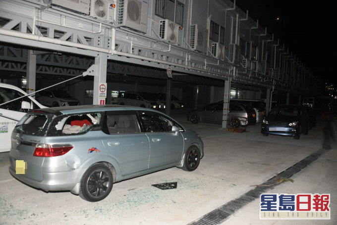 私家車車窗玻璃散落,車身損毀。