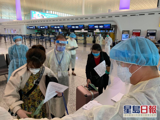政府再派出包機接載滯留湖北的港人返港。