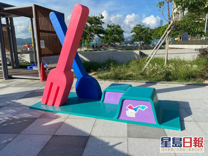 卑路乍灣海濱長廊經已在當眼處設置了「外賣接餐點」,方便市民進行外賣交收。資料圖片