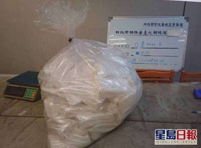 台灣海關表示,25日查獲一名前往新加坡的台籍女性旅客,超帶3020片口罩闖關出境,成個人旅客違規最高紀錄。(網圖)