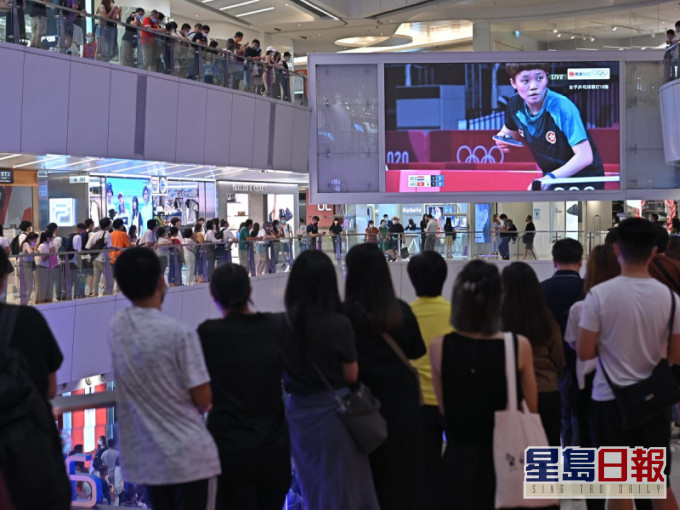 商場樓層欄杆均站滿市民觀賽,不少人更帶同一家大細支持港隊。