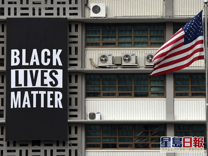 美國駐首爾大使館外牆掛出「黑人生命也是命」巨型橫額。USEmbassySeoul fb
