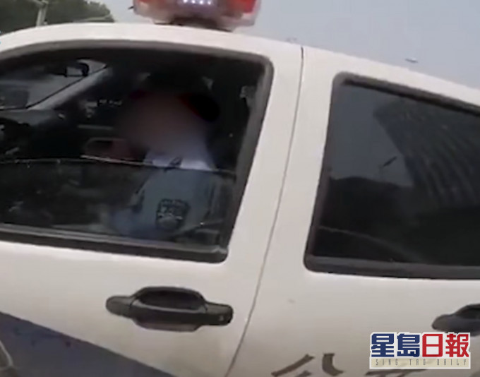 交通警被一名電單車司機當場訓斥。網圖
