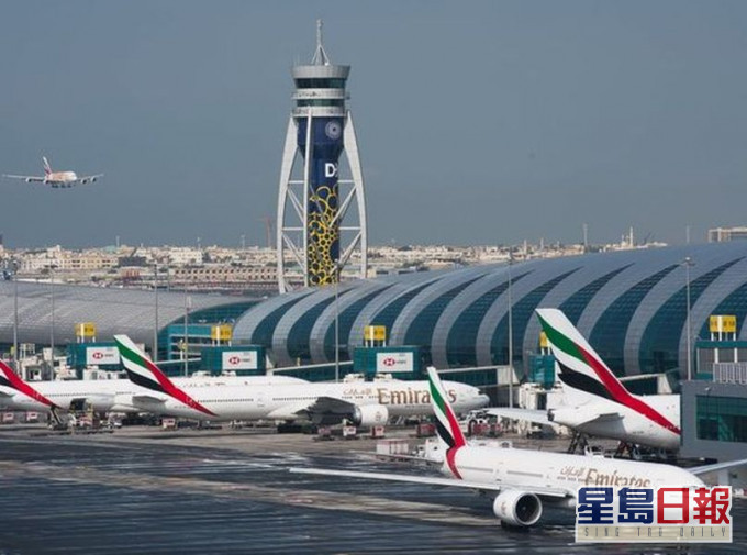 該批旅客乘搭阿聯酋航空航班由杜拜抵港。AP資料圖片