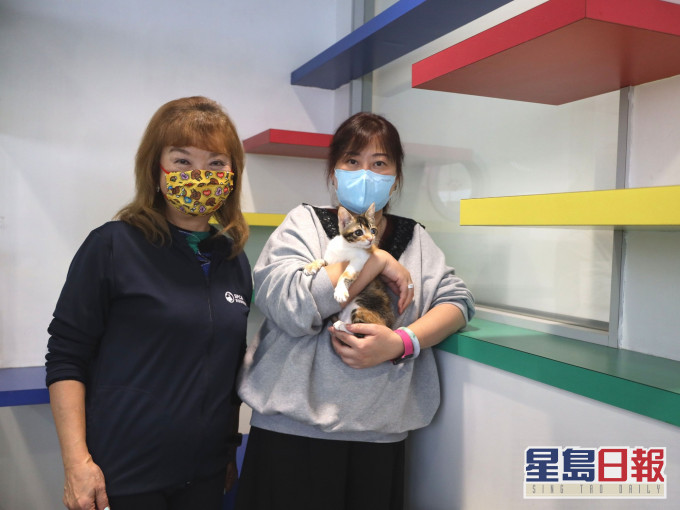 「暂养父母计画」联络专员黄蔡秀文(左)与「暂养母亲」Maggie(右)分享暂养动物心得。 林家希摄