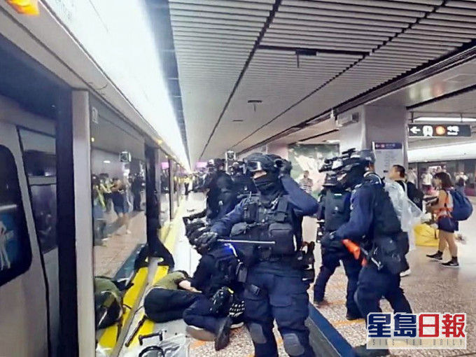 警方去年8月31日进入港铁太子站拘捕示威者。资料图片
