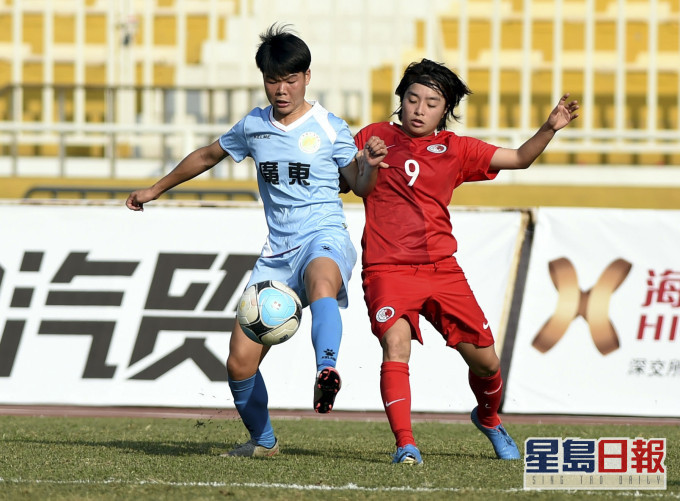 近年香港女足愈来愈多球员外流,韦婉婷(右)成为新例子,据报近日加盟阿尔巴尼亚班霸维拉斯尼亚。新华社