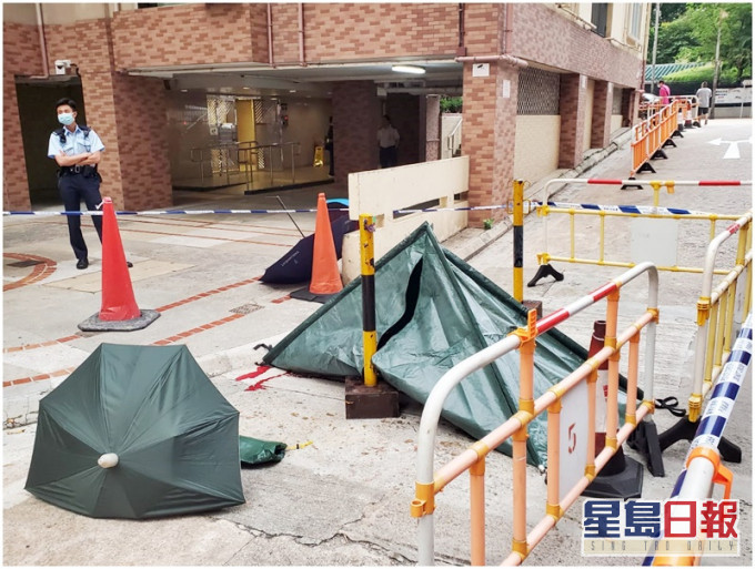 警方以帳篷遮蓋死者遺體。