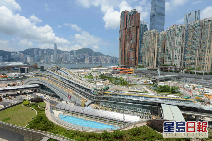 新地西九高鐵站商廈降高度闖關。