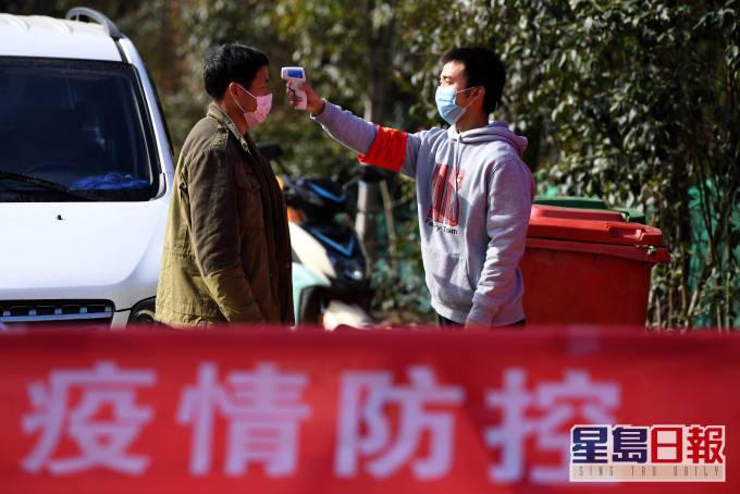 安徽省肥西县一名义工。新华社图片