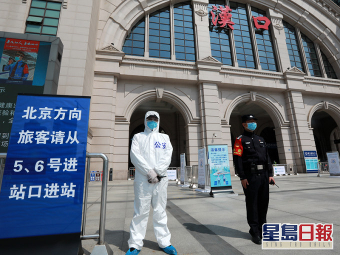 武汉明(8日)解封,铁路民警加强汉口火车站治安巡查,做好铁路客运发车准备。(新华社图片)