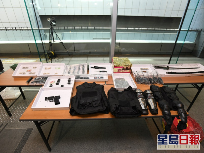 警方当日检获避弹衣等证物。资料图片