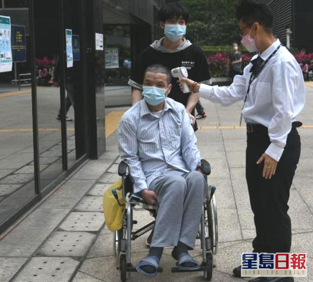 被告周景登(坐轮椅者)企图蓄意伤人罪成。
