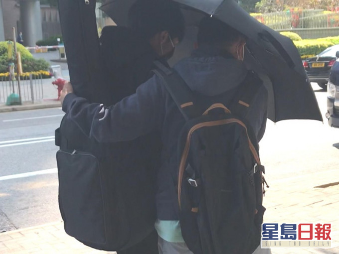 馬賦馳(左背結他者)。徐世文攝