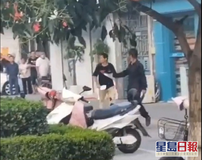 2名疑犯其後被制服。網上截圖