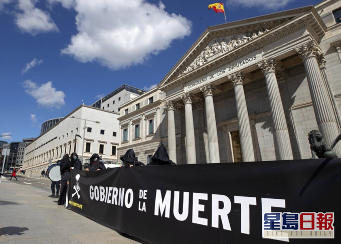 西班牙国会表决过安乐死合法化，有反对议案示威者集会。AP图