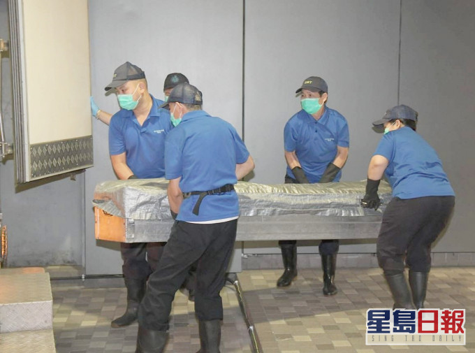 仵工將遺體移送至殮房。