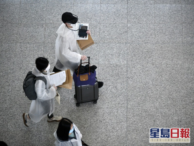 政府維持疫情嚴峻地區登機來港限制及強制檢疫安排。資料圖片