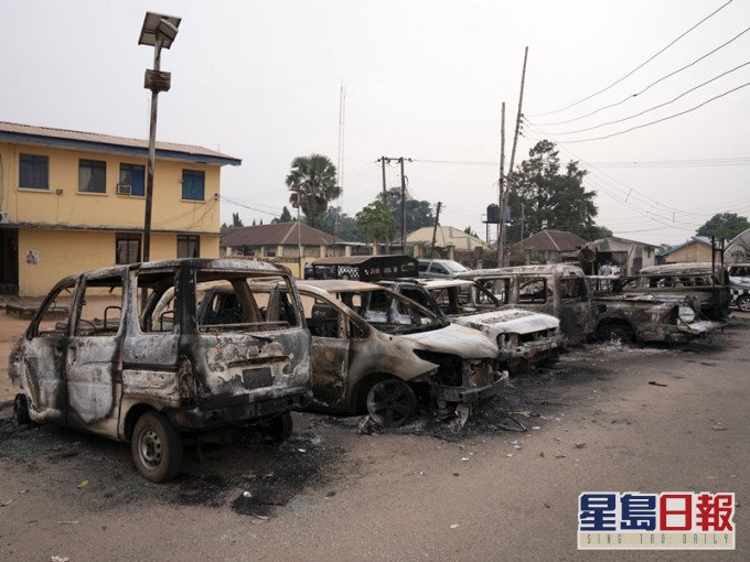 武裝分子襲擊利用爆炸品炸毀行政大樓附近汽車被波及。AP