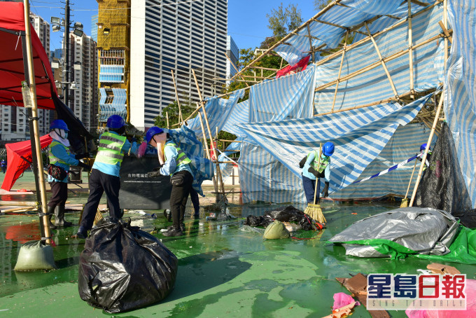 清洁工人清晨在维多利亚公园清理场地。政府新闻处图片