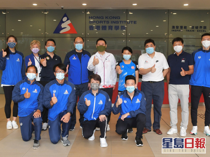 徐英偉(後排中)去年九月曾到訪體院。民政事務局網頁