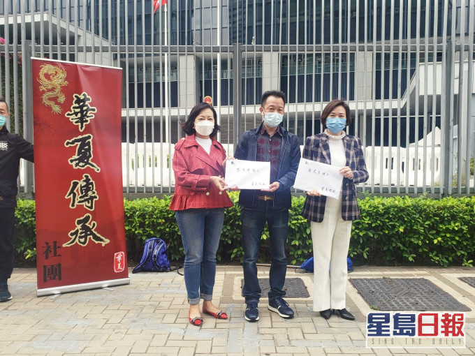 麥美娟及梁美芬到場接收請願信。