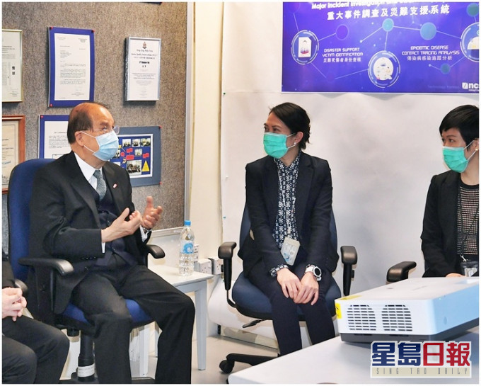 张建宗（左）到访警察总部，了解警队协助接触者追踪的工作。网图