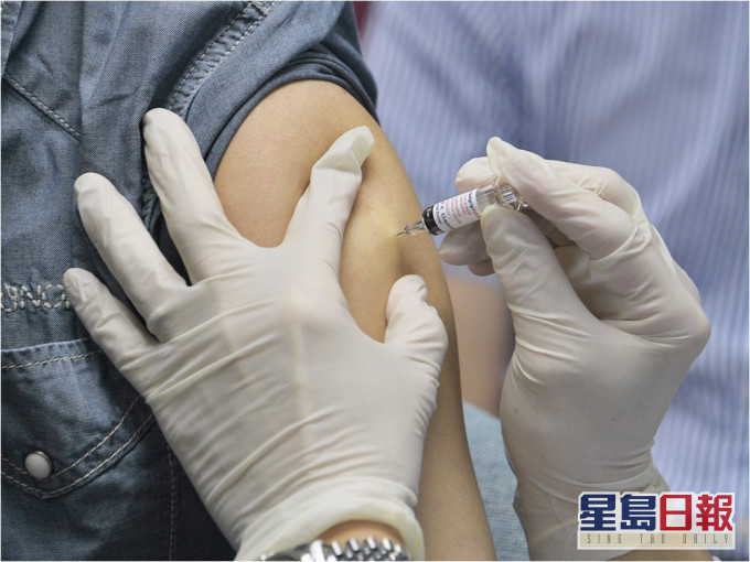 該名男子曾於周日在荃景圍體育館社區疫苗接種中心接種一劑復必泰新冠疫苗。資料圖片