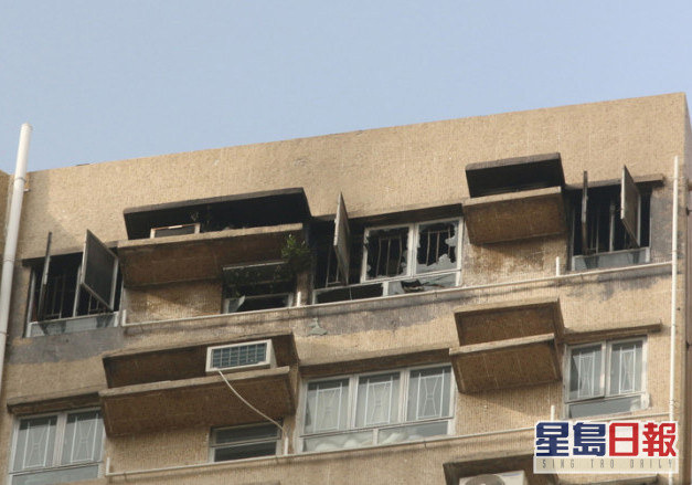 涉案单位外墙烧至熏黑。 资料图片