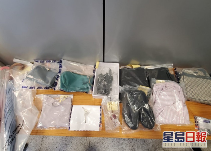 警方在疑犯單位檢獲女事主衣物財物等物品。